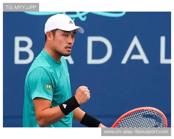 吴易昺底线反拍击出强力回球